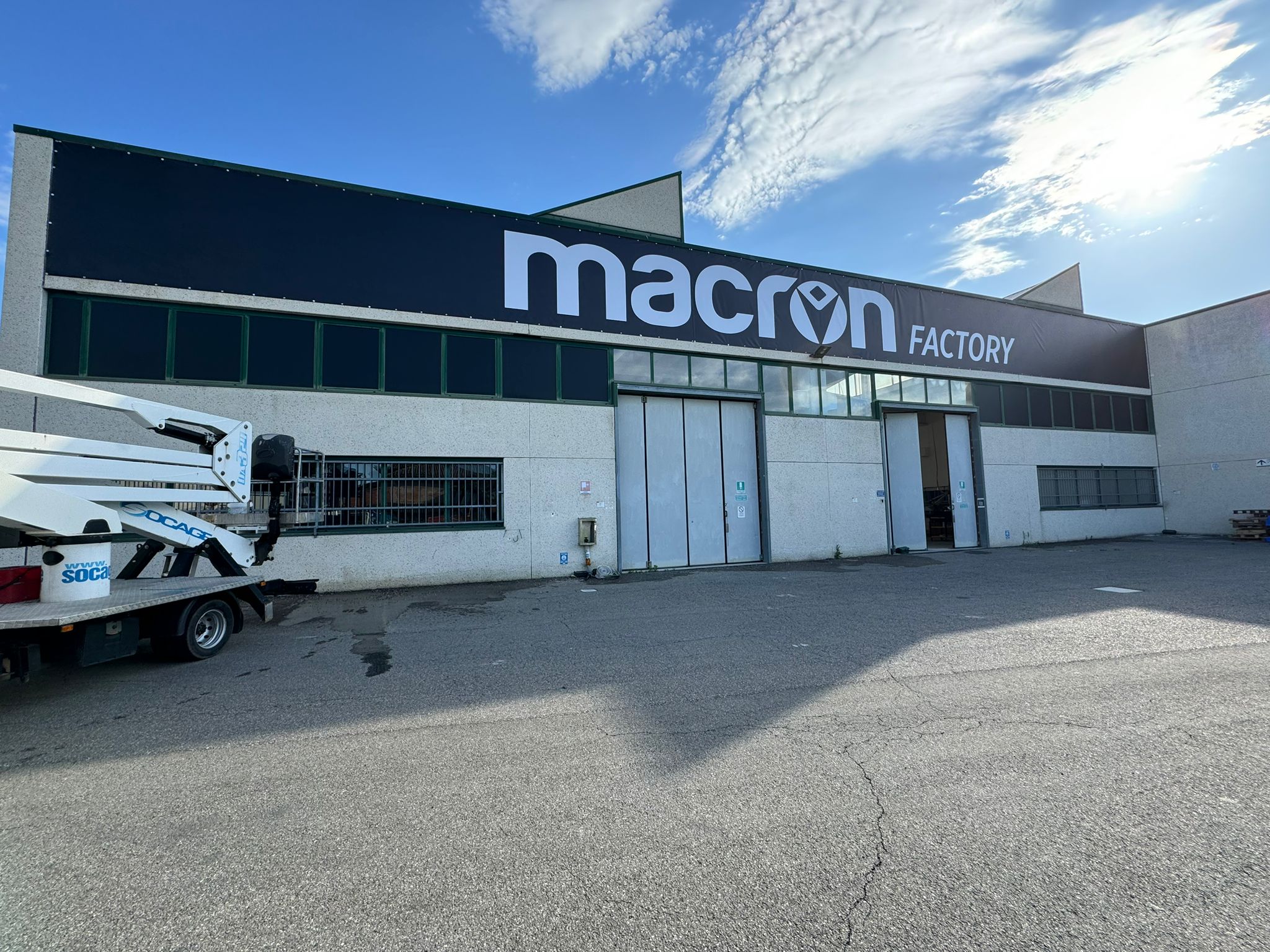 Macron Factory